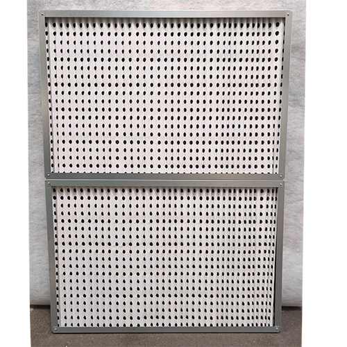 Montage du filtre carton plissé dans le caisson d'un kit de conversion pour cabine de peinture.